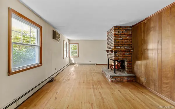 11 Woodycrest DR, Northport, NY 11768