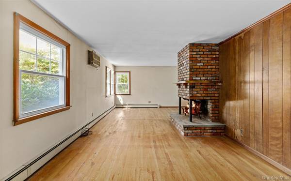 11 Woodycrest DR, Northport, NY 11768