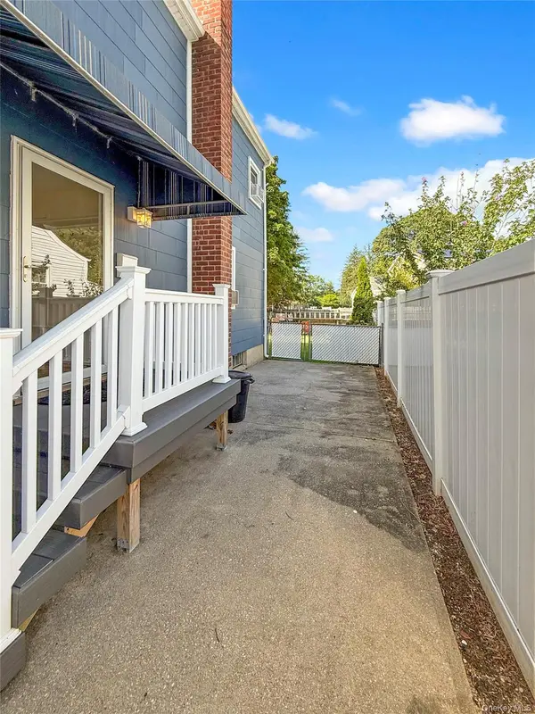 125 Glen RD, North Babylon, NY 11703