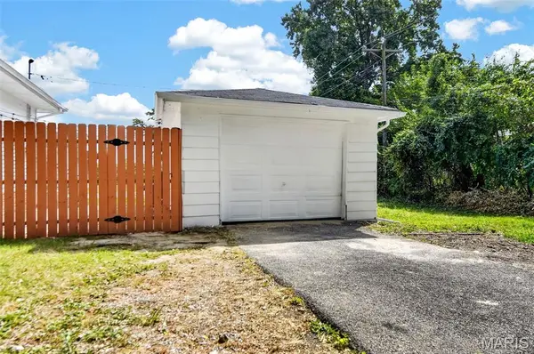 9984 Duke DR, St Louis, MO 63136