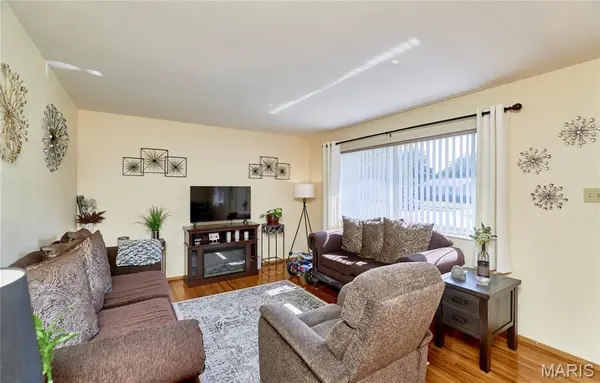 12 Longhenrich DR, Florissant, MO 63031