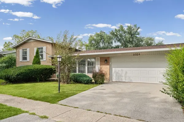 1024 Yorkshire DR, Hanover Park, IL 60133