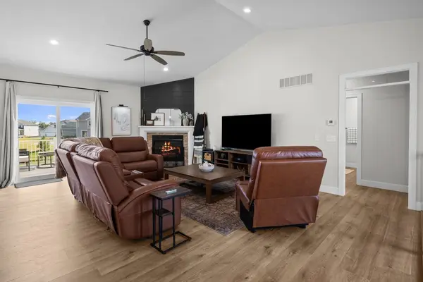 493 MASON DR, Riverdale, IA 52722