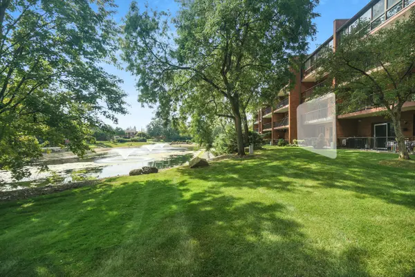 3 Cinnamon Creek DR #3S, Palos Hills, IL 60465