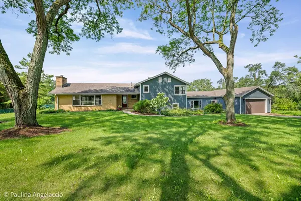 22406 N Bertha LN, Barrington, IL 60010