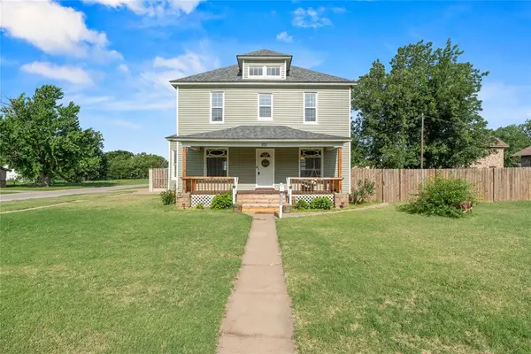 301 N Wikoff AVE, Watonga, OK 73772
