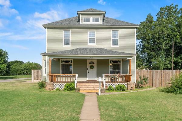 301 N Wikoff AVE, Watonga, OK 73772