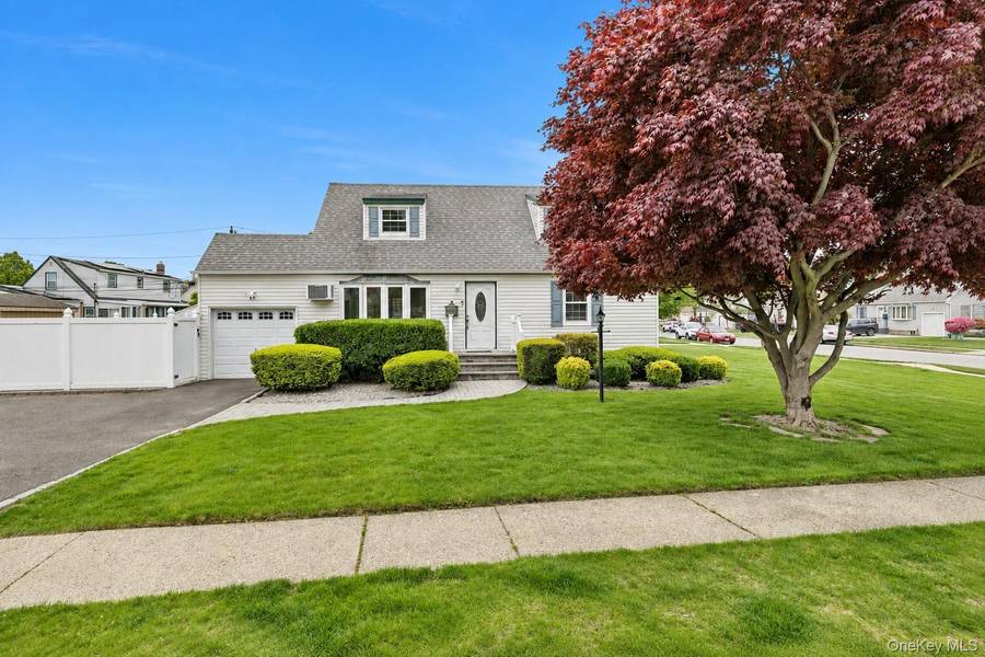 2 Dorset LN, Farmingdale, NY 11735