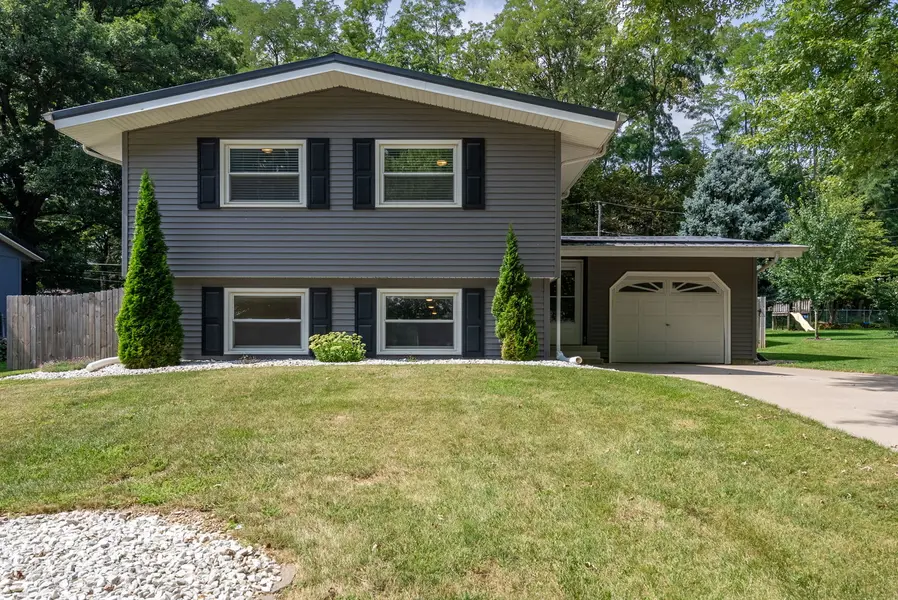 514 Walnut CT, Leclaire, IA 52753