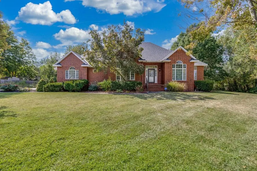 3905 Meadow Ridge Ln, Hutchinson, KS 67502