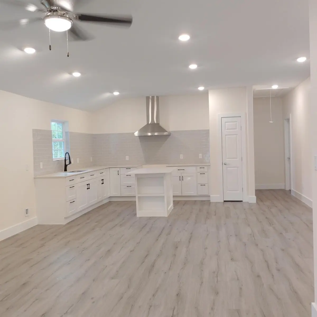 928 E Cameron Ave, Rockdale, TX 76567