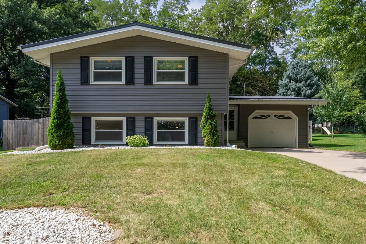 514 Walnut CT, Leclaire, IA 52753