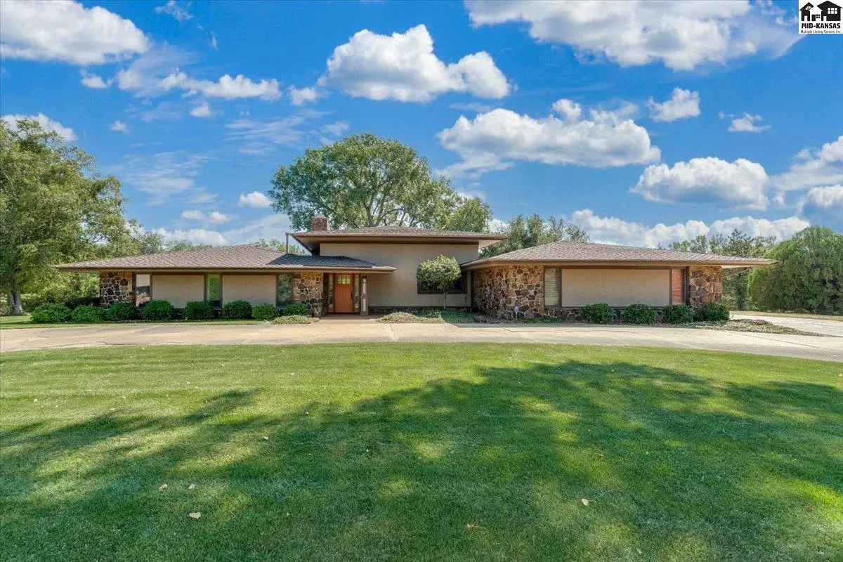 45 Linksland Dr, Hutchinson, KS 67502