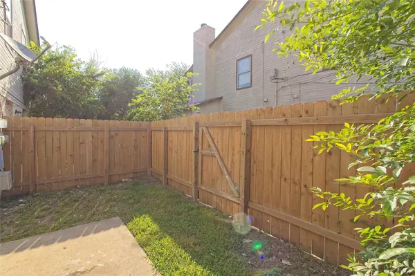 2211 Creekside LN #B, Georgetown, TX 78626