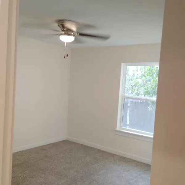 928 E Cameron Ave, Rockdale, TX 76567