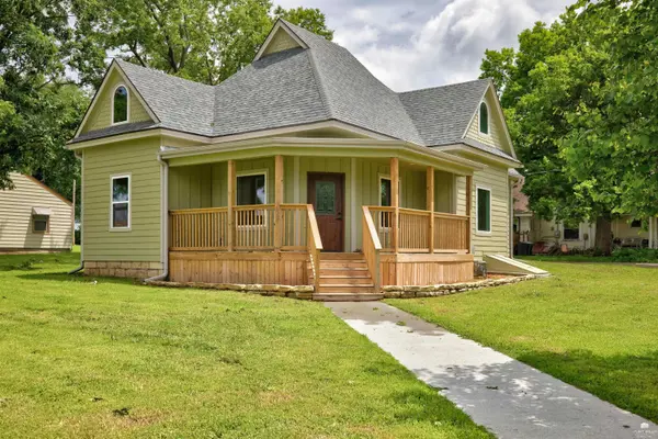 100 E 8th ST, Onaga, KS 66521