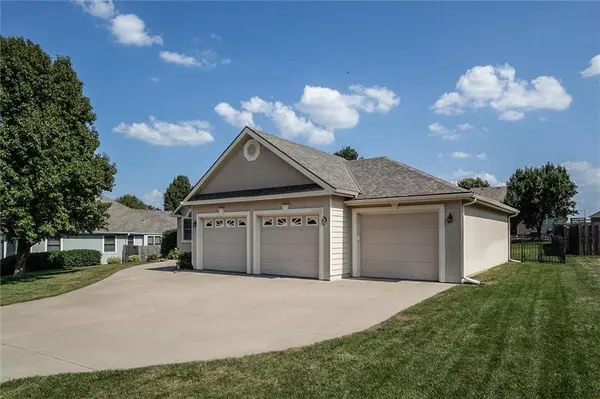 16017 Cedar ST, Basehor, KS 66007