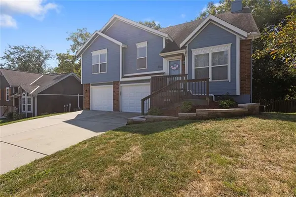 207 Lakeview DR, Smithville, MO 64089