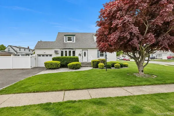2 Dorset LN, Farmingdale, NY 11735