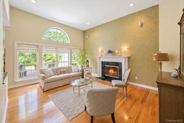 7 Wood Hollow DR, Westhampton, NY 11977
