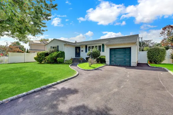 3 Daniel DR, Farmingdale, NY 11735