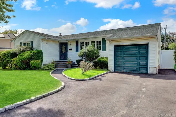 3 Daniel DR, Farmingdale, NY 11735