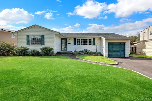 3 Daniel DR, Farmingdale, NY 11735