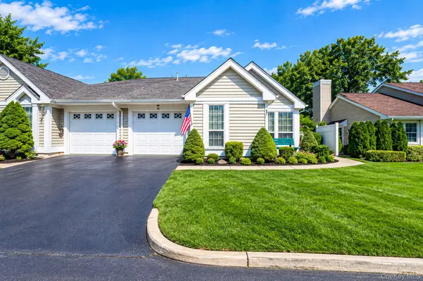 20 Wainscott CT, Ridge, NY 11961