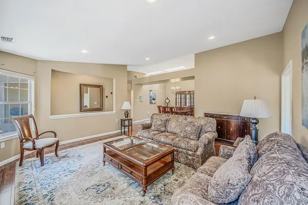 20 Wainscott CT, Ridge, NY 11961