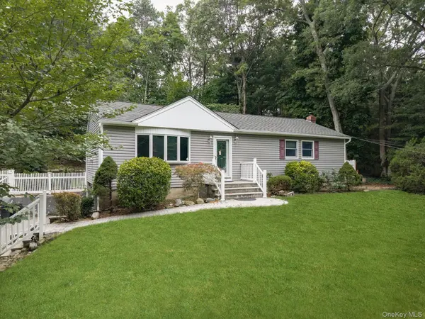 6 Valleywood RD, Smithtown, NY 11787