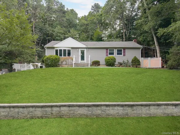 6 Valleywood RD, Smithtown, NY 11787