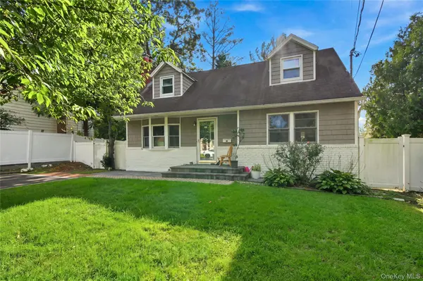 15 Nathan PL, Huntington Station, NY 11746