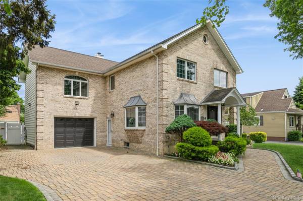 27 Greenlawn BLVD, Valley Stream, NY 11580