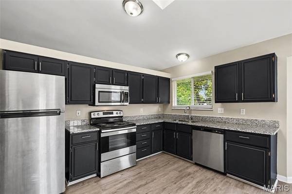 5204 Bay Point DR, Florissant, MO 63034