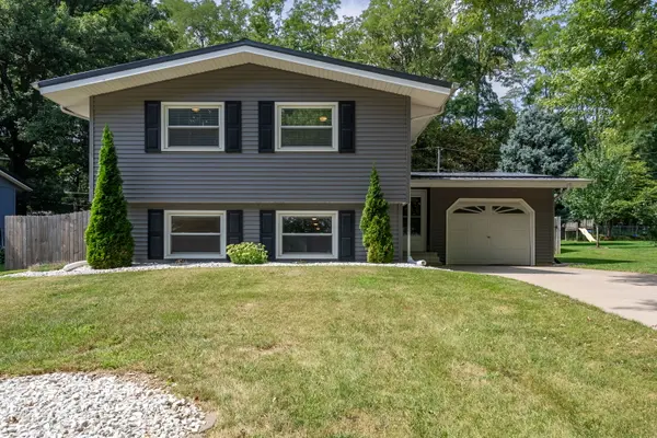 514 Walnut CT, Leclaire, IA 52753