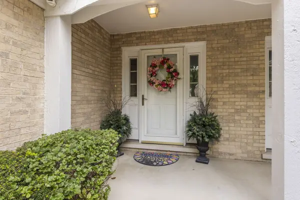 11124 Indian Woods DR, Indian Head Park, IL 60525
