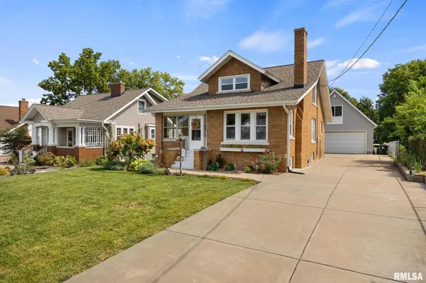 209 S MARKET ST, Washington, IL 61571