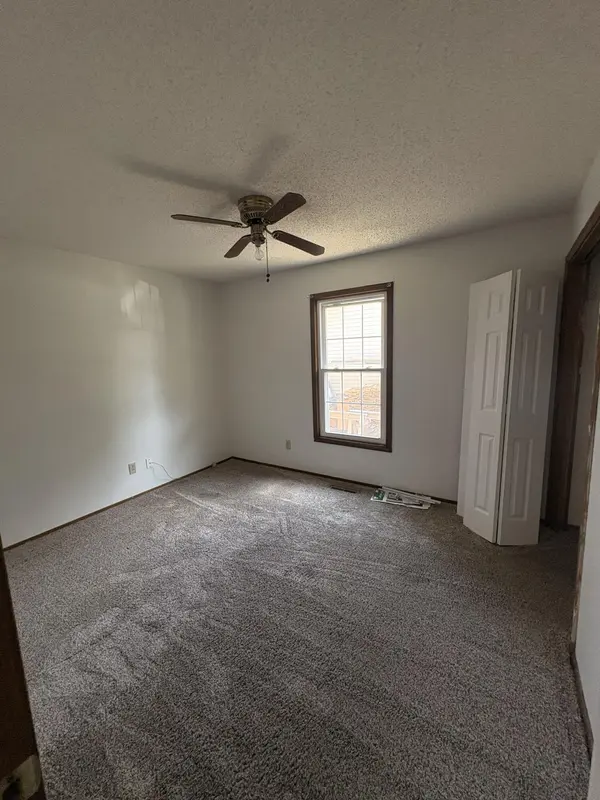 1327 W Riverside ST, Springfield, MO 65807