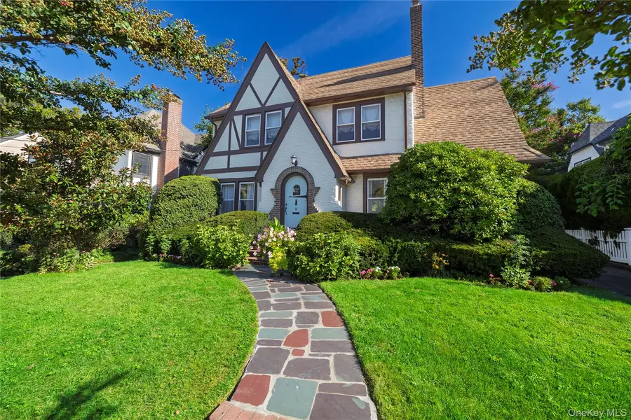 11 DeMott AVE, Rockville Centre, NY 11570