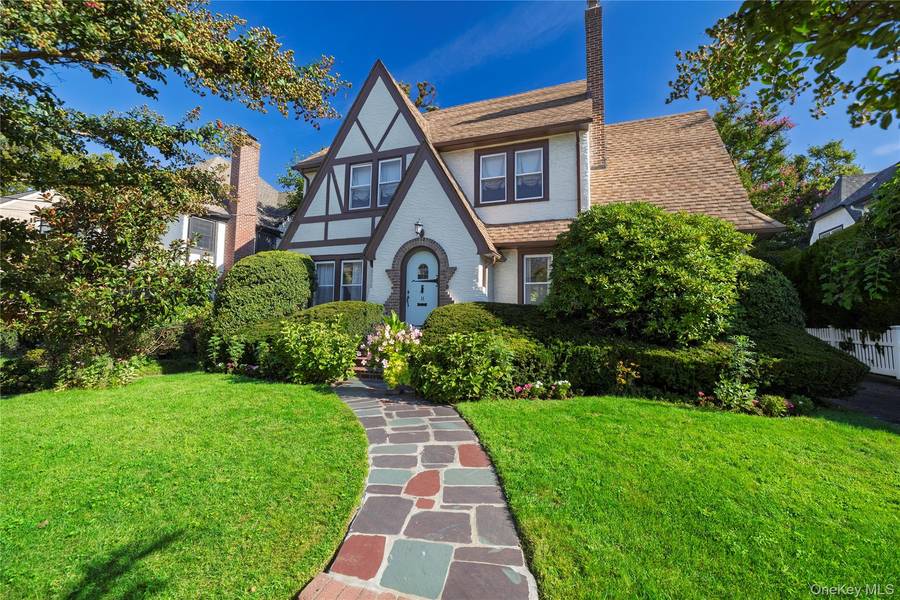 11 DeMott AVE, Rockville Centre, NY 11570