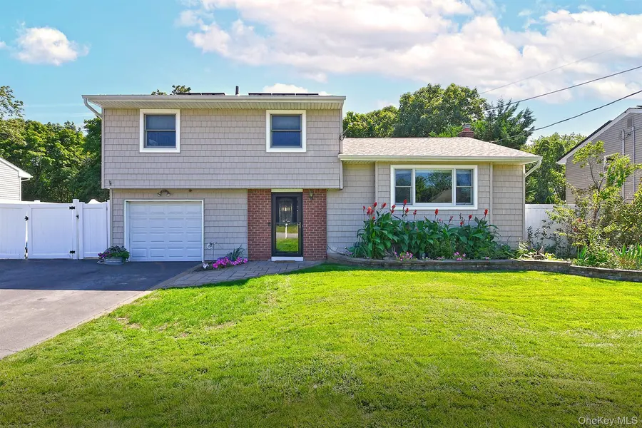 21 Campo AVE, Selden, NY 11784