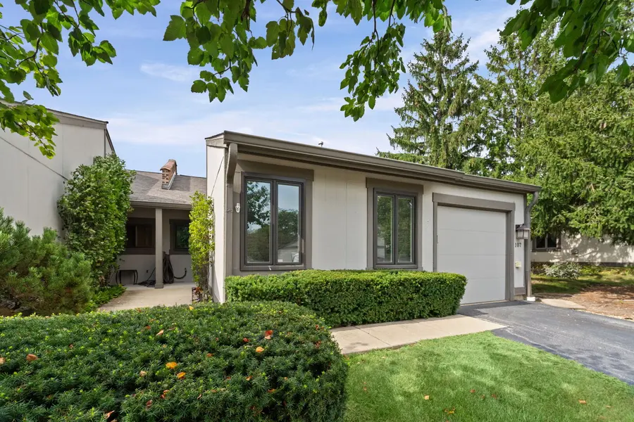 107 Honeysuckle CT, Rolling Meadows, IL 60008