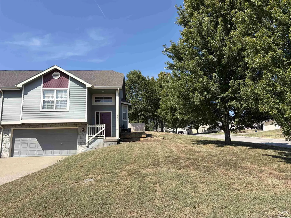 4912 Stoneback DR, Lawrence, KS 66047