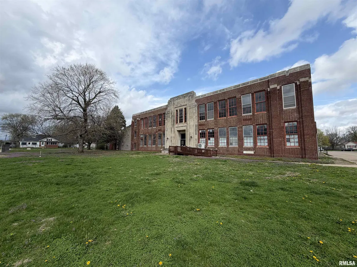 435 E 3RD ST, Galesburg, IL 61401