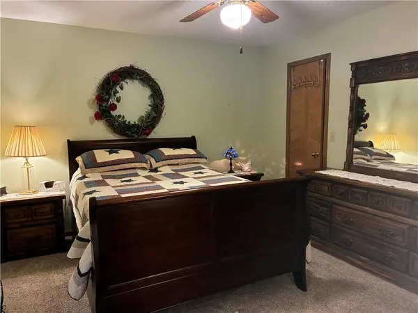 6527 Sioux DR, Parkville, MO 64152