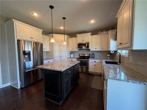 1804 NE Griffin DR, Lee's Summit, MO 64086