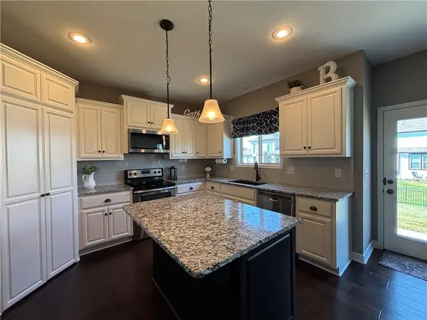 1804 NE Griffin DR, Lee's Summit, MO 64086