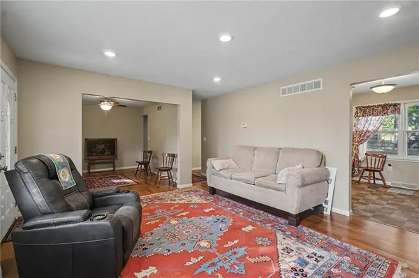 609 Kings HWY, Garnett, KS 66032