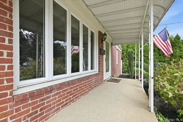 303 Caroline AVE, Garden City South, NY 11530