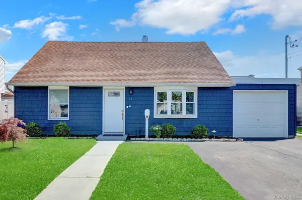 12 Carlton DR, Massapequa, NY 11758